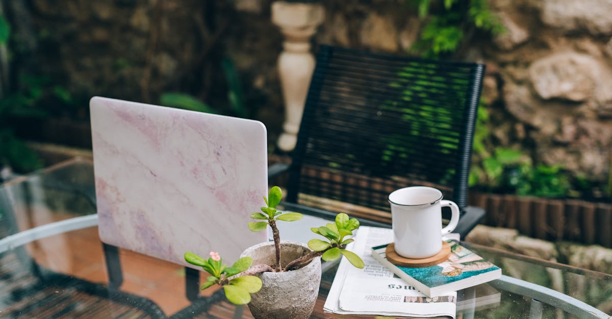 Choosing the Right Desk and Chair for Comfort in Your Garden Office